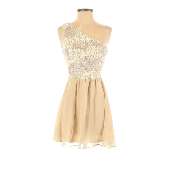 2 hearts’ Off the shoulder boutique dress - Picture 2 of 3